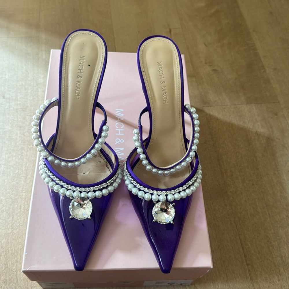 Beautiful sandals with pearl and crystal